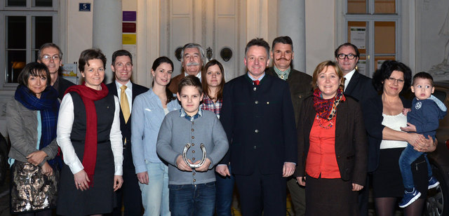 die Mitglieder des Reitkultur-Vereines Weiß-Blau-Gold rund um Präsidenten Otto Kurt Knoll (6. v.r.) und Gastgeberin Rechtsanwältin Nina Ollinger (3.v.l.)