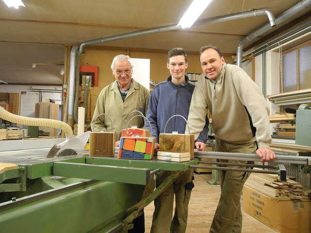 Drei Generationen: Josef, Benjamin und Josef Baumann sen. (v.r.) in Aktion. | Foto: Tischlerei Baumann