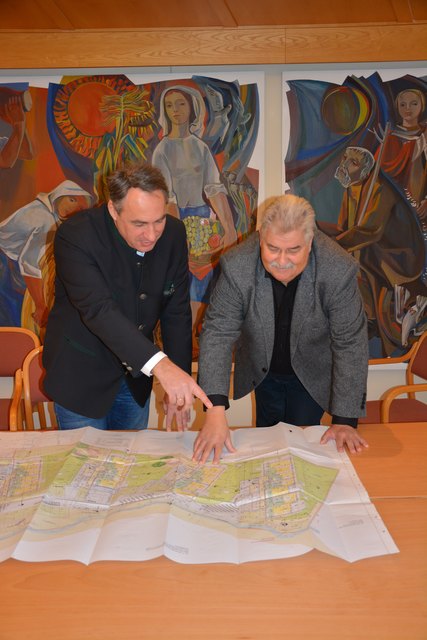 Bürgermeister Josef Schmidl-Haberleitner und Vizebürgermeister Alfred Gruber mit den Plänen für das neue Müllsammelzentrum.