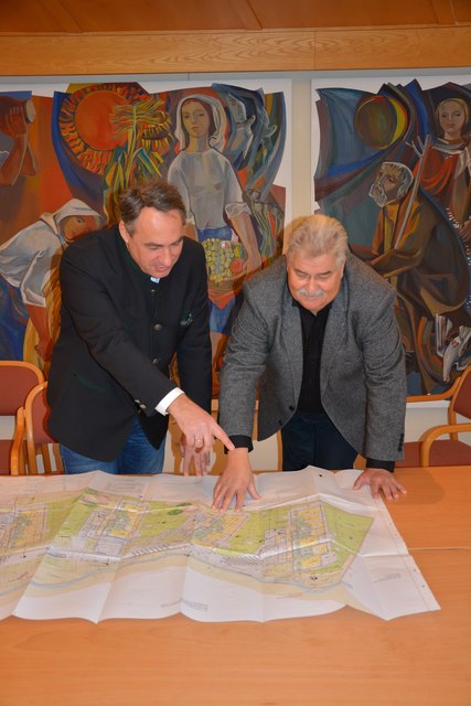 Bürgermeister Josef Schmidl-Haberleitner und Vizebürgermeister Alfred Gruber mit den Plänen für das neue Müllsammelzentrum. | Foto: Stadtgem. Pressbaum