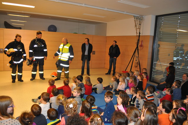 Die Kinder hörten den Einsatzkräften genau zu und lernten von ihnen, wie man sich im Ernstfall zu verhalten hat. | Foto: Christine Krempl