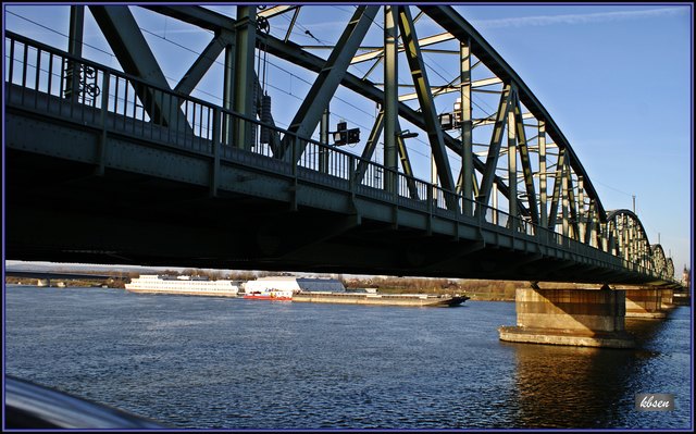 Blick unter der Nordwestbahnbrücke zum Schulschiff auf der Donau. http://www.wien-vienna.at/schulenindex.php?ID=1256