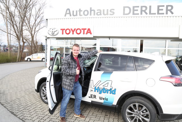 Autotester Kevin Lagler: "Der neue RAV4 Hybrid mit Allrad fährt sich ruhig, bis man das Gas durchdrückt. Dann präsentiert er, dass auch er es kann. Der niedrige Verbrauch, die kleinen technischen Helferlein, die für mehr Sicherheit sorgen, und das Platzan | Foto: Wolfgang Derler