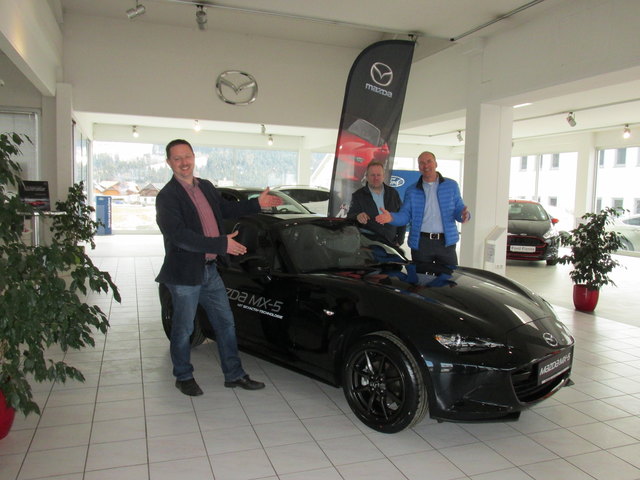 Filialleiter Wolfgang Gell (rechts) und Verkäufer Hans Jürgen Pflugbeil mit dem MAzda MX-5