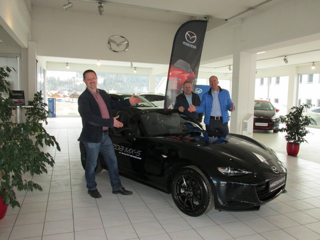 Filialleiter Wolfgang Gell (rechts) und Verkäufer Hans Jürgen Pflugbeil mit dem MAzda MX-5 | Foto: Schmidt Automobile Tamsweg