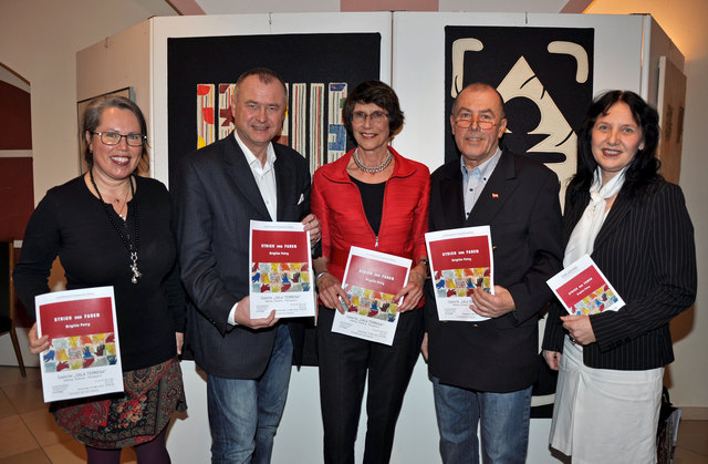 Vernissage der Schau „Strich und Faden“ in der Sala Terrena. v.l.: Karin Wessely, Hans Stefan Hintner, Brigitte Petry, Jörg Miggitsch und Silvia Drechsler. | Foto: Boeger