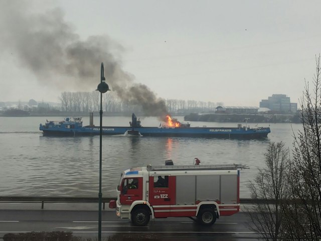 Schiffsbrand auf der Donau im Bereich Mauthausen.