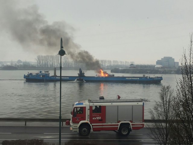 Schiffsbrand auf der Donau im Bereich Mauthausen. | Foto: FF Haid