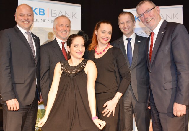Von links: VKB-Vorstandsdirektor Alexander Seiler, der scheidende Freistädter VKB-Direktor Gerhard Flautner, „Kernölamazonen“ Caroline Athanasiadis und Gudrun Nikodem-Eichenhardt, der neue Freistädter VKB-Direktor Peter Leitner und VKB-Regionaldirektor Al