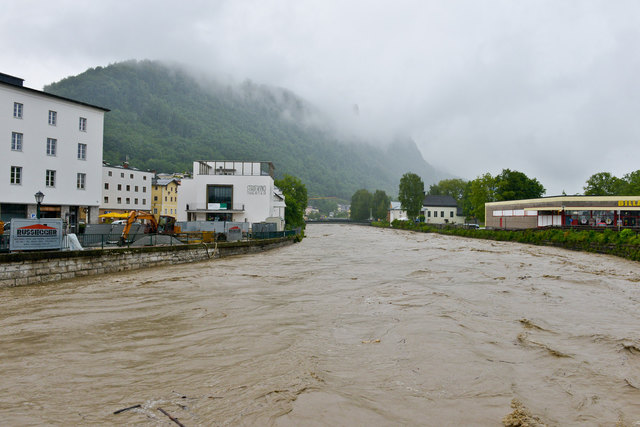 Das Bild zeigt das Hochwasser von 2013. Der Hochwasserschutz auf der Pernerinsel ist derzeit in vollem Gang. | Foto: Stadtgemeinde Hallein