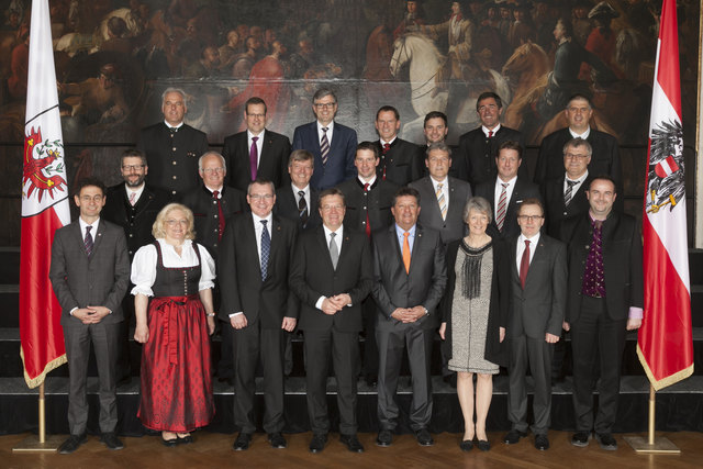 LH Platter, LR Tratter, Gemeindeverbandspräsident Schöpf, BH Michael Berger mit den BürgermeisterInnen des Bezirks. | Foto: Die Fotografen