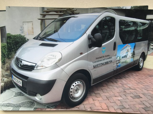 Das Gemeindewappen hat Helmut Himmer inzwischen vom Bus entfernt, nun muss er auch das Wort "Sozialausschuss" streichen... | Foto: zVg