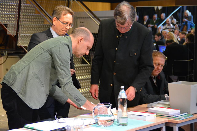 Bürgermeister Martin Krumschnabel zählte mit den "Wahlhelfern" Stefan Hohenauer und Herbert Santer die Stimmen, Walter Thaler schwante wohl bereits Übles.