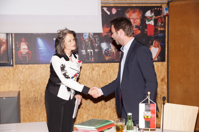 Wörgls Bürgermeisterin Hedi Wechner gratuliert dem ersten Vizebürgermeister Mario Wiechenthaler (FWL).