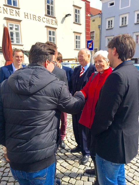 Herr und Frau Khol treffen am Kremser Dreifaltigkeitsplatz ein, um mit jungen ÖVPlern im Goldenen Hirschen zu speisen und zu diskutieren.