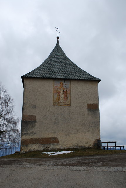 Die kleine Kapelle neben der Magdalensbergkirche hat bereits ein neues Steinplattl-Dach