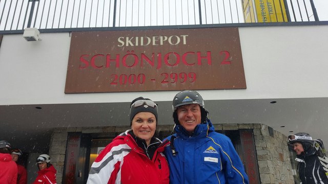 NRin Liesi Pfurtscheller gemeinsam mit GF Benny Pregenzer vor dem Skidepot der Bergbahnen Fiss. | Foto: Gasslitter