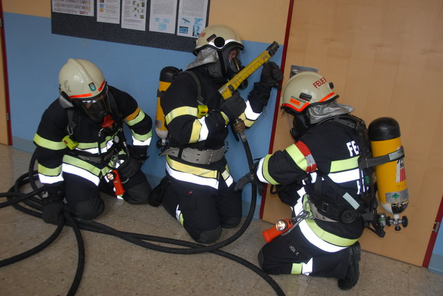 Die Atemschutzleistungsprüfung kein „ Wettkampf „ bei dem es gilt , Bestzeiten zu erreichen , sondern es steht die Kontrolle von Wissen im Vordergrund , wie im Ernstfall bei Einsatz von Atemschutztrupp vorzugehen  ist.