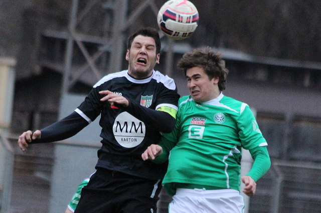Dominic Hassler (l.) im Kopfballduell mit Alex Maier (DSV). | Foto: Foto: DSV Leoben