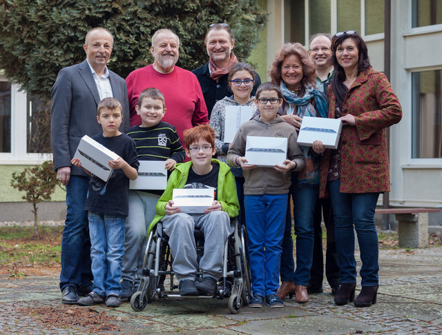 Präsident des Kiwanis Clubs Mühlviertel Walter Besenbäck, Direktor Erich Pammer, Kiwanismitglied Gerold Zeidler, Pflichtschulinspektorin Regierungsrätin Notburga Astleitner, Erich Pühringer, Beratungslehrerin Michaela Zeidler und die Kinder des Sonderpäda | Foto: Kiwanis