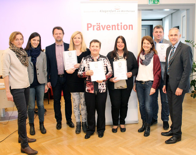 Beim Präventionsforum erhielten Pädagogen stellvertretend für die Schulen Urkunden für das Angebot der gesunden Getränkeautomaten. Gesundheitsreferent Vizebürgermeister Jürgen Pfeiler (rechts) gratulierte herzlich | Foto: StadtPresse/Spatzek