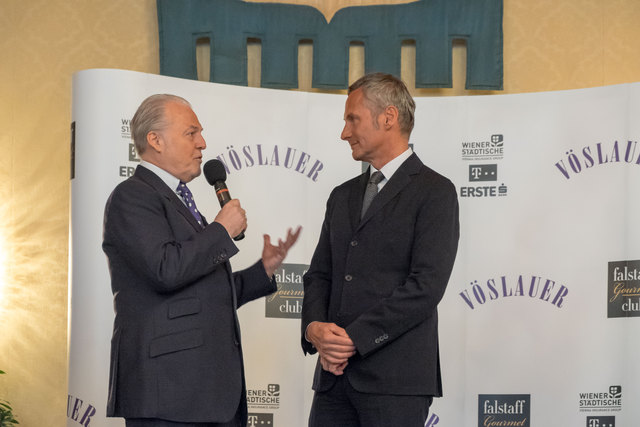 Falstaff-Herausgeber Wolfgang Rosam (li) und Alfred Hudler (Vöslauer) verliehen die Falstaff-Awards. | Foto: Arnold Burghardt