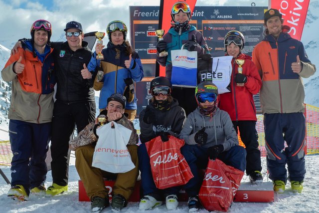 Die Sieger jeder Gruppe mit Judge und Organisator Andy Gohl, Trainer Christoph „Giggo“ Wolf und Lorenzo von ZEAL OTICS. | Foto: Erhart