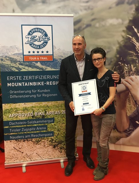 Franz Rosenmayr, Gründer und Geschäftsführer von MTS, überGAB Regionsgeschätfsführerin Katrin Perktold das Mountainbike Gütesiegel. | Foto: TZA/Linder