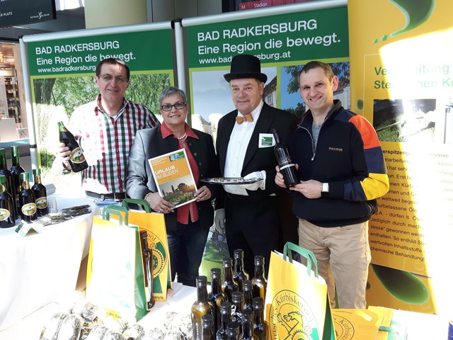 Auf Innsbruck-Besuch: Sepp Majczan, Dorli Weberitsch, Seppi Gombocz und Winzer Gerald Kolleritsch (v.l.). | Foto: Oberhollenzer Kommunikation