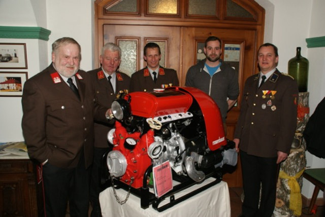 Otto Schröcker, Raimund Schrems, Heinz Aigner, Sebastian Ranftl und Christian Weiermann mit dem restaurierten Meisterstück. | Foto: privat