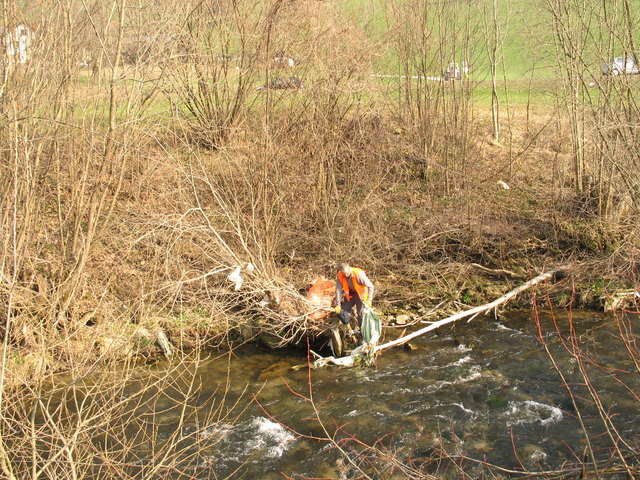 Johann Wurzenberger vom Gemeindeverband für Umweltschutz ärgert sich oft über achtlos entsorgten Plastikmüll in der Landschaft. | Foto: privat