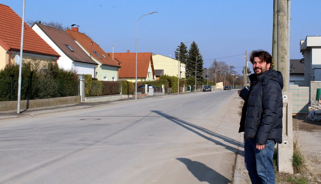 Bürgermeister Andreas Iser zeigt den Schauplatz Raasdorferstraße