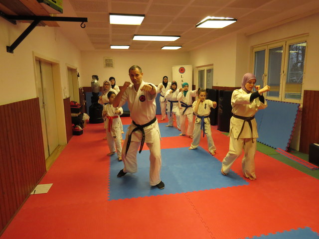 Adam Bisaev hat die Kampfkunst Latar Do aus Karate, Judo, Jiu-jitsu und Boxtechniken entwickelt.