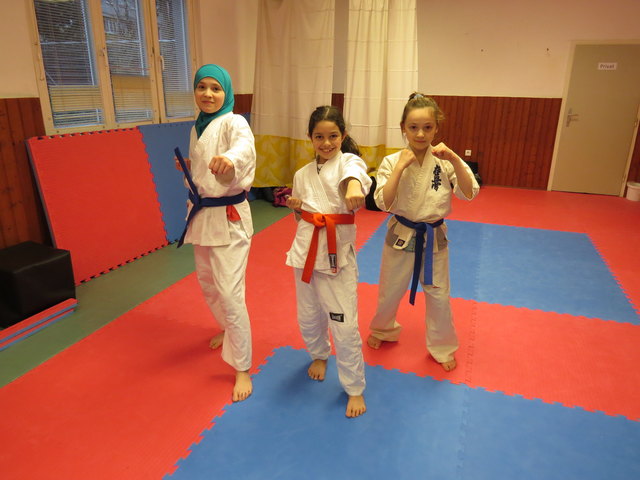 Rusana, Sheyma und Amina beim Selbstverteidigungskurs.