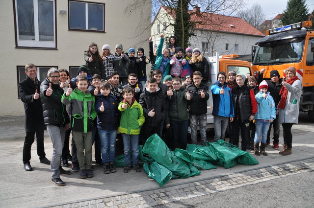 Die Schülerinnen und Schüler der NMS Bad Schallerbach mit Umweltausschussobmann Ing. Markus Brandlmayr und dem gesammelten Müll