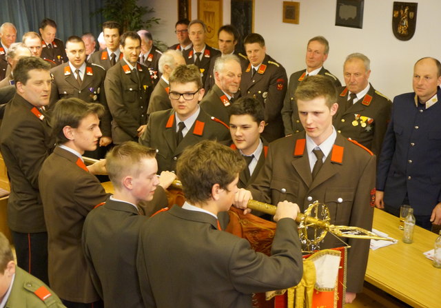 Bei der Vollversammlung in Brixen konnten sechs junge Florianijünger angelobt werden. | Foto: Feuerwehr
