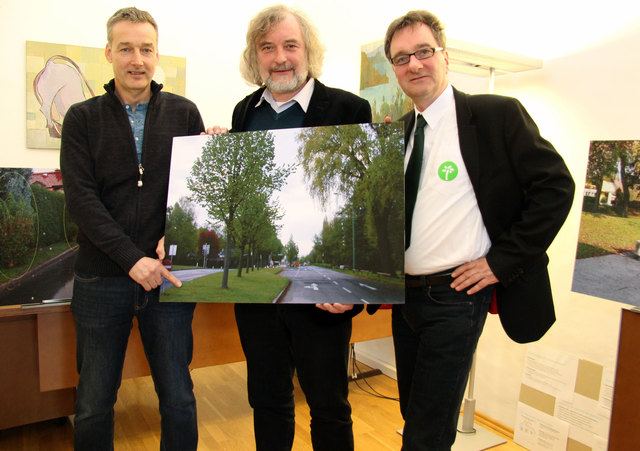 Straßengrün, wie es künftig in Klagenfurt vorherrschen soll: Der Mittelstreifen in der Villacher Straße, präsentiert von Stadtrat Frank Frey, Heinz Blechl (r.) und Wolfgang Hafner | Foto: StadtPresse/Burgstaller