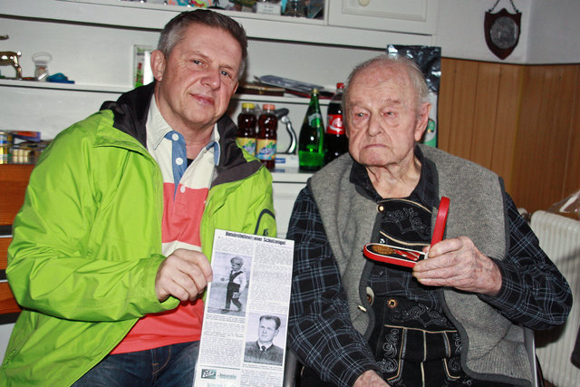 Helmut Schösswender (mit einem Zeitungsartikel von damals) (li.) und sein Lebensretter Josef Hagenhofer mit der Ehrenmedaille der Republik. | Foto: Strauß/Stadtgemeinde