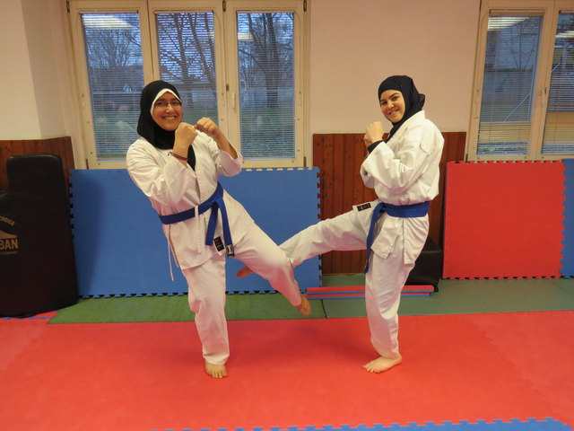 Lubna und Maha  zeigen Figuren aus dem Latar Do Programm.