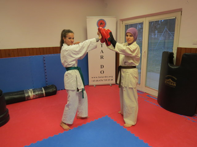 Fatima und Hadidjah zeigen Selbstverteidigungstechniken.