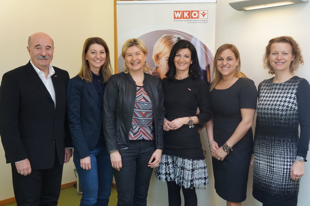 Manfred Benischko, Obmann WKO Linz-Land, Christina Lenz, Bezirksvorsitzende-Stv. Frau in der Wirtschaft Linz-Land (FidWLL), Birgit Freudenthaler, Bezirksvorsitzende FidWLL, Margit Angerlehner, Landesvorsitzende FidW, Manuela Weixelbaumer, Bezirksvorsitzen