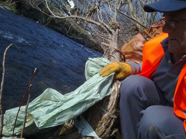 Johann Wurzenberger vom Gemeindeverband für Umweltschutz ärgert sich oft über achtlos entsorgten Plastikmüll in der Landschaft. | Foto: privat