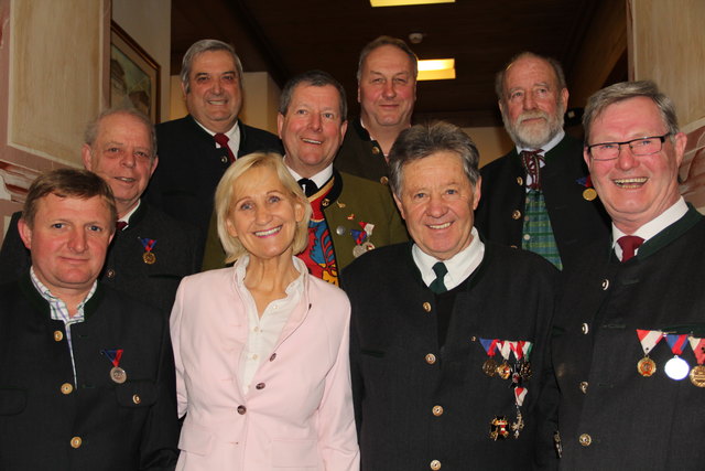 Vorne: Hochstaffl Josef, Bgm. Ottenbacher Sonja, Bezirksobmannstellvertreter Schratl Rudi, Obmann Höller Peter.
Mitte: Steiner Alexander, Buchner Johann, Voithofer Erwin. Hinten: Obmann KB Uttendorf Egger Hans, Vize-Bgmn. Vital Enzinger
