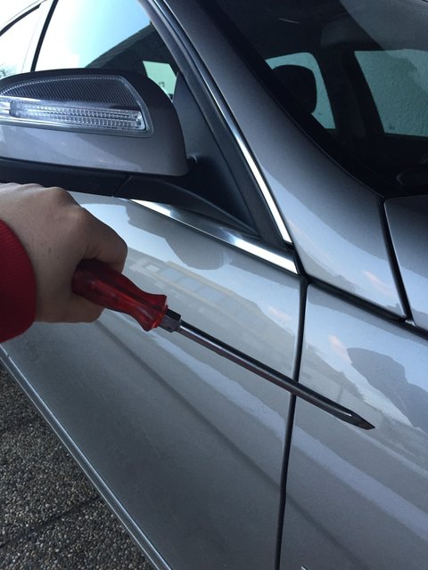 Die unbekannten Täter zerkratzten den Lack des geparkten Autos mit einem spitzen Gegenstand.