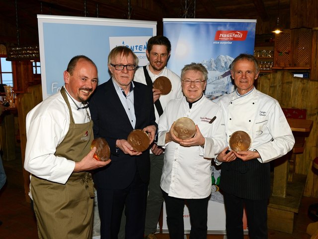 Initiator Fausto Castellini (2.v.l.) mit seinen Kulinarik-Spezialisten Erich Semmelrock, Hannes Müller, Georg Maushagen und Papst-Koch Sergio Dussin beim Kulinarik-Abend auf der Nassfeld-Kofelalm
