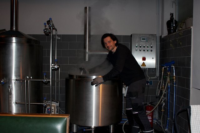 Baumeister Wolfgang Lenzer braut hier direkt in der Gaststube zweimal pro Woche Bier - alle eineinhalb Wochen kommen zwei neue Sorten dazu!