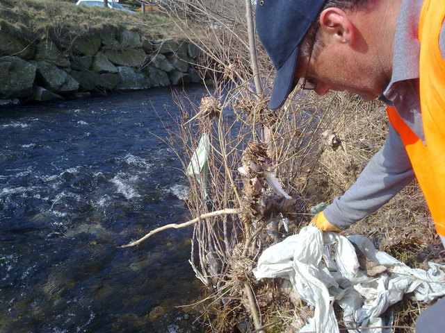 Johann Wurzenberger vom Gemeindeverband für Umweltschutz ärgert sich oft über achtlos entsorgten Plastikmüll in der Landschaft. | Foto: privat
