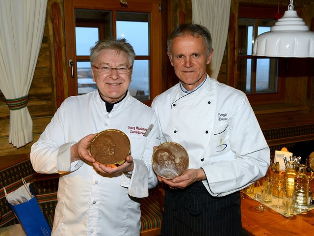 Der "Franziskus-Taler" aus Schokolade wurde erstmals  von Papst-Koch Sergio Dussin und dem Rheinländischen Zuckerbäcker Georg Maushagen präsentiert und für einen guten Zweck an Interessenten zum Kauf angeboten