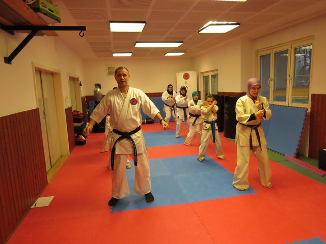 Adam Bisaev hat die Kampfkunst Latar Do aus Karate, Judo, Jiu-jitsu und Boxtechniken entwickelt.