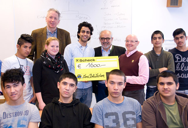 Direktor Karlheinz Ausweger (NMS Franz Jonas Trofaiach), Paul Wilke (Präsident Lions Club Leoben), Dolmetscher Abdullah Naseri, Marina Kostmann BED, Pflichtschulinspektor Claus Kastner (Lions Club Leoben) v.re. | Foto: Wilke